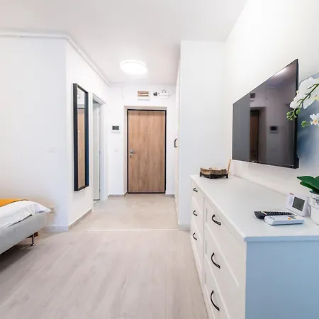 Apartment Hills - With Balcony & View *