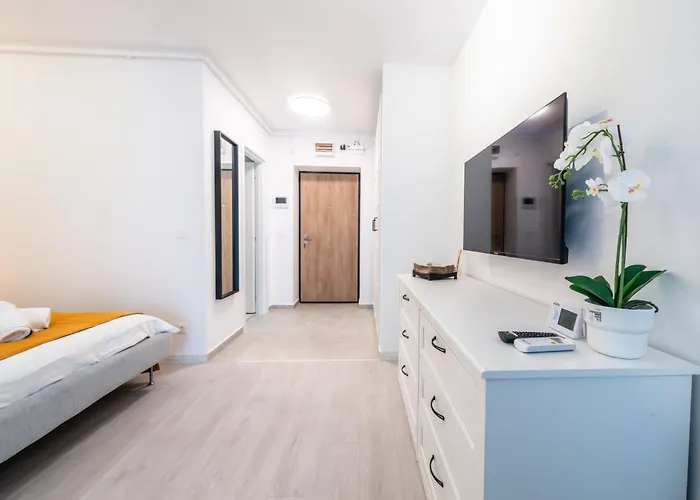 Apartment Hills - With Balcony & View *