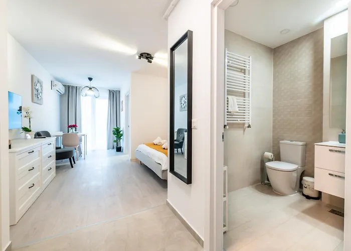 Hills - With Balcony & View Apartment Bukarest