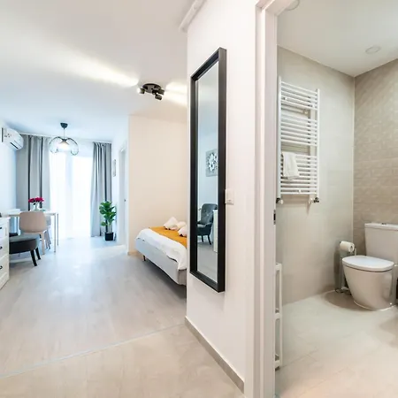 Hills - With Balcony & View Apartment Bukarest